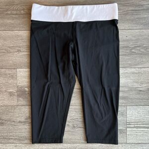 PINK Victoria’s Secret Women’s Capri Black & White Legging Size Large